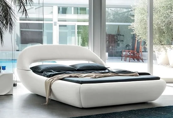 Biela manzelska postel