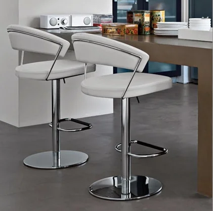 Biele barové stoličky do kuchyne