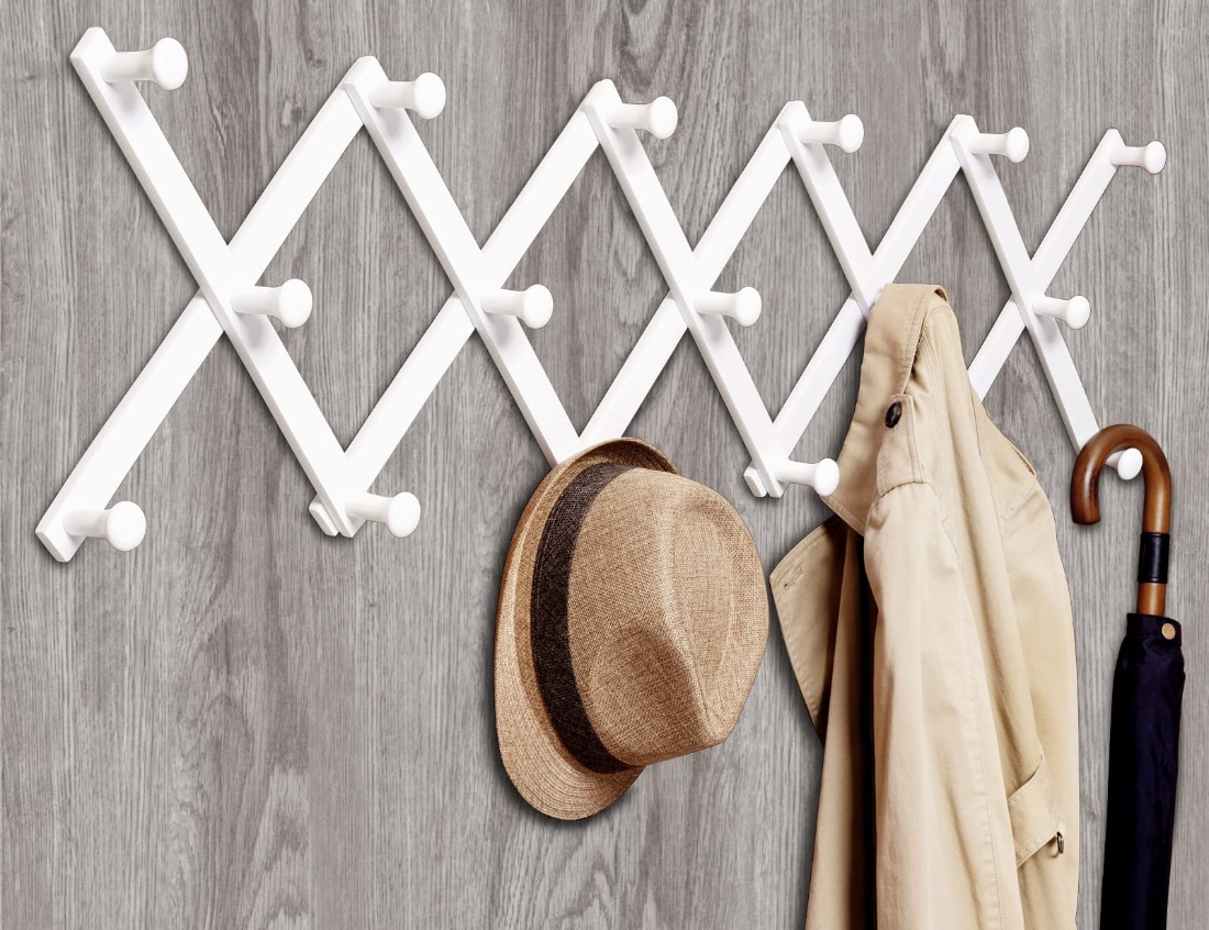 Biely vešiak na stenu