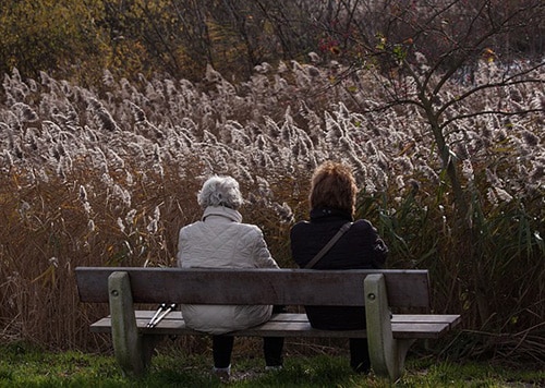 Dôchodcovia na lavičke