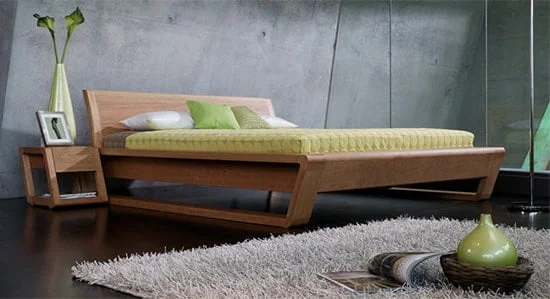 Moderna drevena manzelska postel