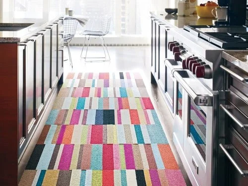 Farebný kusový koberec