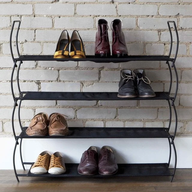 Moderny kovovy botnik