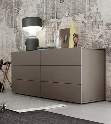 Moderna leskla komoda
