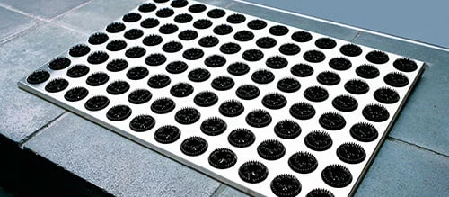 Moderna ocelova rohozka s plastovymi kefkami