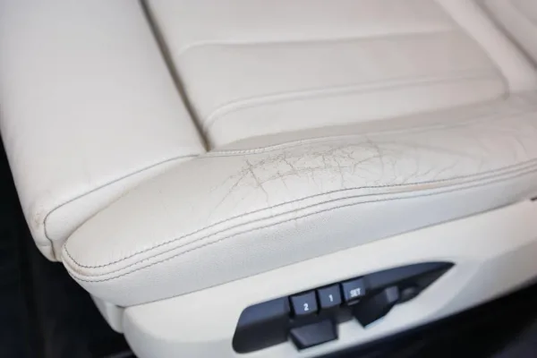 Poškodená koža na sedačke