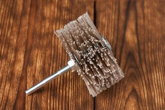 Kartáč na kartáčovanie dreva