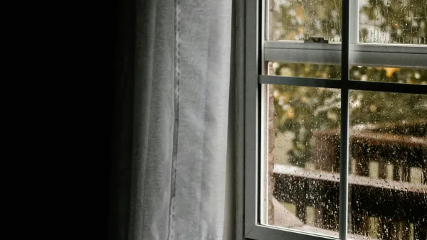 Orosené okno s kvapkami kondenzátu na skle v interiéri
