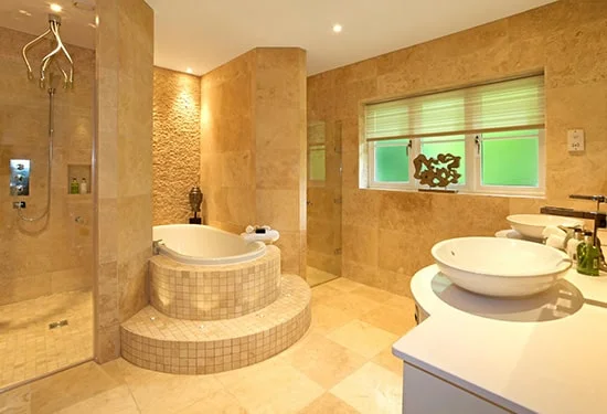 Kúpeľňa s travertínovým obkladom