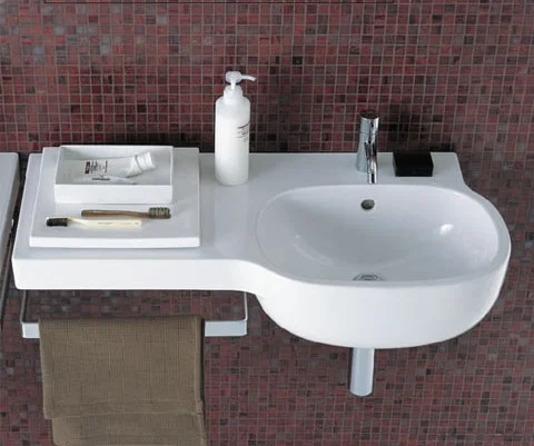 Asymetrické umývadlo s odkladacou plochou