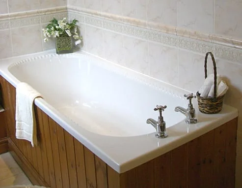 Vana oblozena drevom - akrylatova